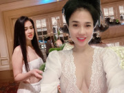 Làm đẹp - Khoe ảnh đi ăn kem, chị gái Ngọc Trinh được khen dáng nuột nà da trắng mịn hơn em gái