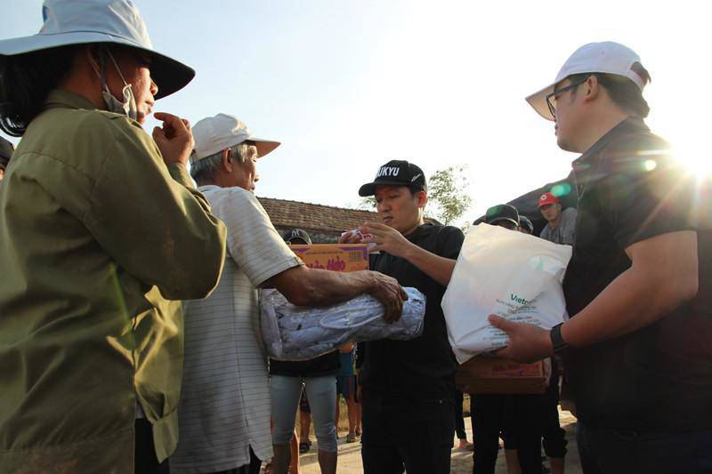 Trường Giang, Nhã Phương trao quà ở Quảng Bình