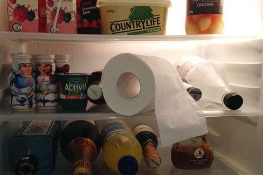 Quên cuộn giấy vệ sinh trong tủ lạnh, ai ngờ xảy ra điều này khiến chị em làm theo ngay - 1