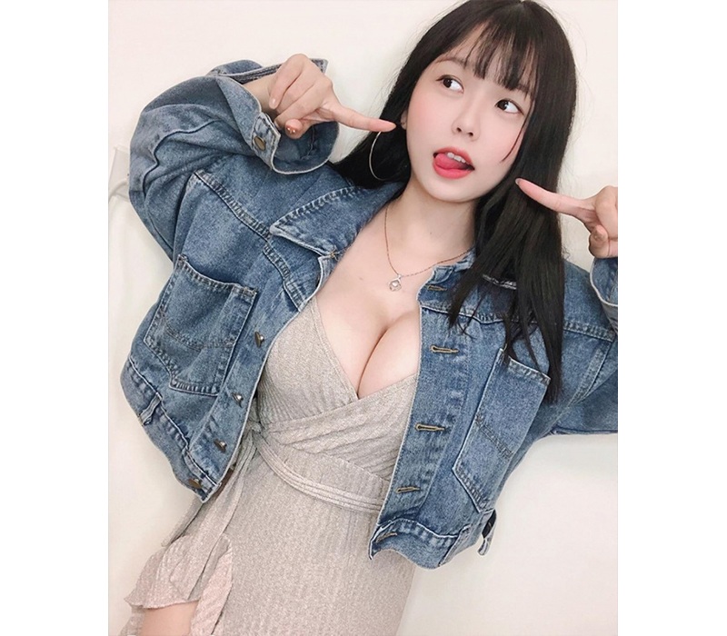 Là một hot girl có tiếng của Trung Quốc, Mia gây ấn tượng với diện mạo khá bắt mắt. Tuy có chiều cao khá khiêm tốn, cũng không sở hữu mình dây dáng thanh thoát như nhiều hot girl khác nhưng bù lại, cô nàng có vòng 1 cực quyến rũ. 
