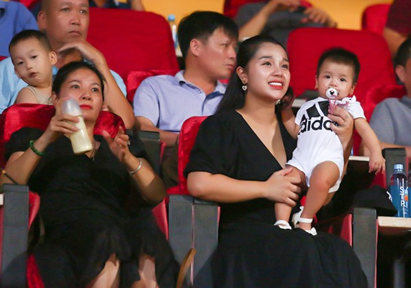 Hội các nàng Wags Việt sau sinh: Ai cũng hóa mỹ nhân, chỉ một người mãi vẫn béo ú - 12