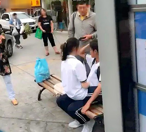 Học sinh THCS Trung Quốc thản nhiên diễn amp;#34;cảnh nóng” trên phố, bài học cho phụ huynh - 1
