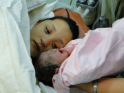 Khăng khăng đòi chồng chọn bác sĩ nam đỡ đẻ, mẹ trẻ 1995 hối hận tột cùng