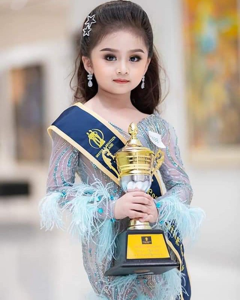 Cô bé 6 tuổi thành Hoa hậu nhí Thái Lan, giờ nhìn ảnh đời thường ai cũng suy nghĩ lại - 1