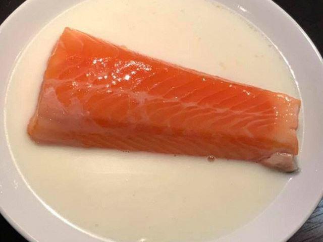 Cách nấu cháo cá hồi bí đỏ cho bé ăn dặm cực bổ dưỡng - 3