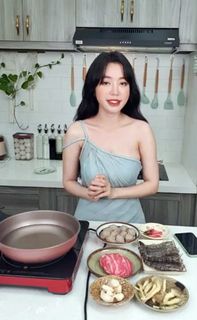 Mặc váy lộng lẫy vào bếp nấu lẩu, Elly Trần bực dọc vì bình luận vô duyên của anti-fan - 4
