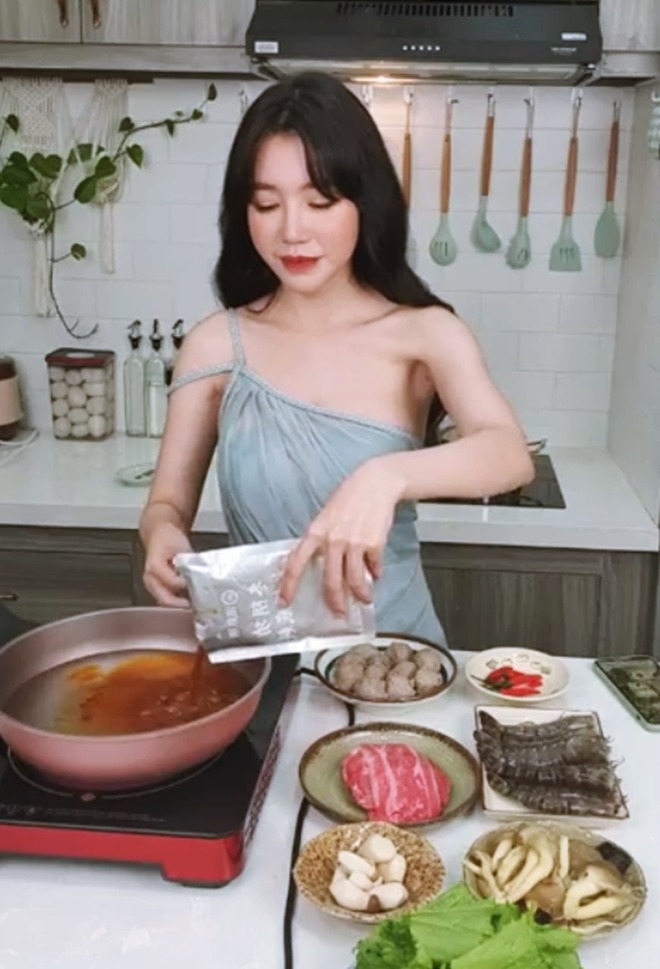 Mặc váy lộng lẫy vào bếp nấu lẩu, Elly Trần bực dọc vì bình luận vô duyên của anti-fan - 7