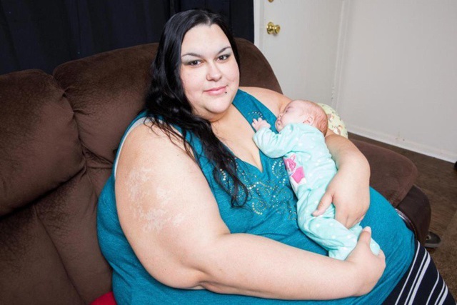 Thân hình hiện tại của cô gái 317kg sau làm mẹ, bố đứa trẻ gây sốc hơn - 9