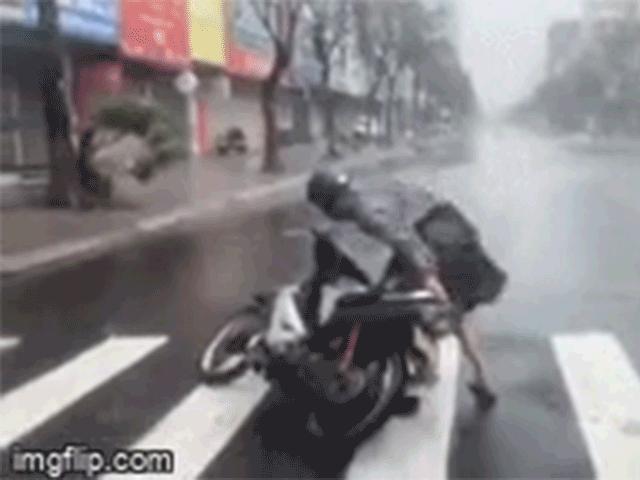 Cuồng phong bão số 9 tàn phá miền Trung: Đây là những hình ảnh được chia sẻ nhiều nhất