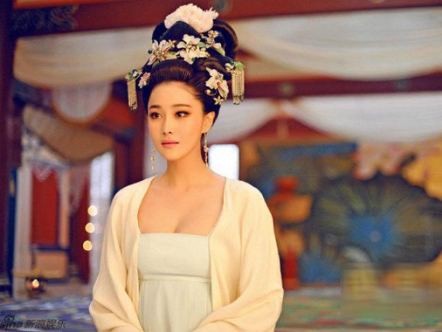 Hoàng hậu hoang dâm, dám từ bỏ tước hiệu, làm gái chốn lầu xanh để thỏa mãn dục vọng