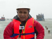 Giải trí - Phóng viên VTV nghiêng ngả đứng không vững giữa cơn bão, MC Diệp Chi xót xa vì đồng nghiệp