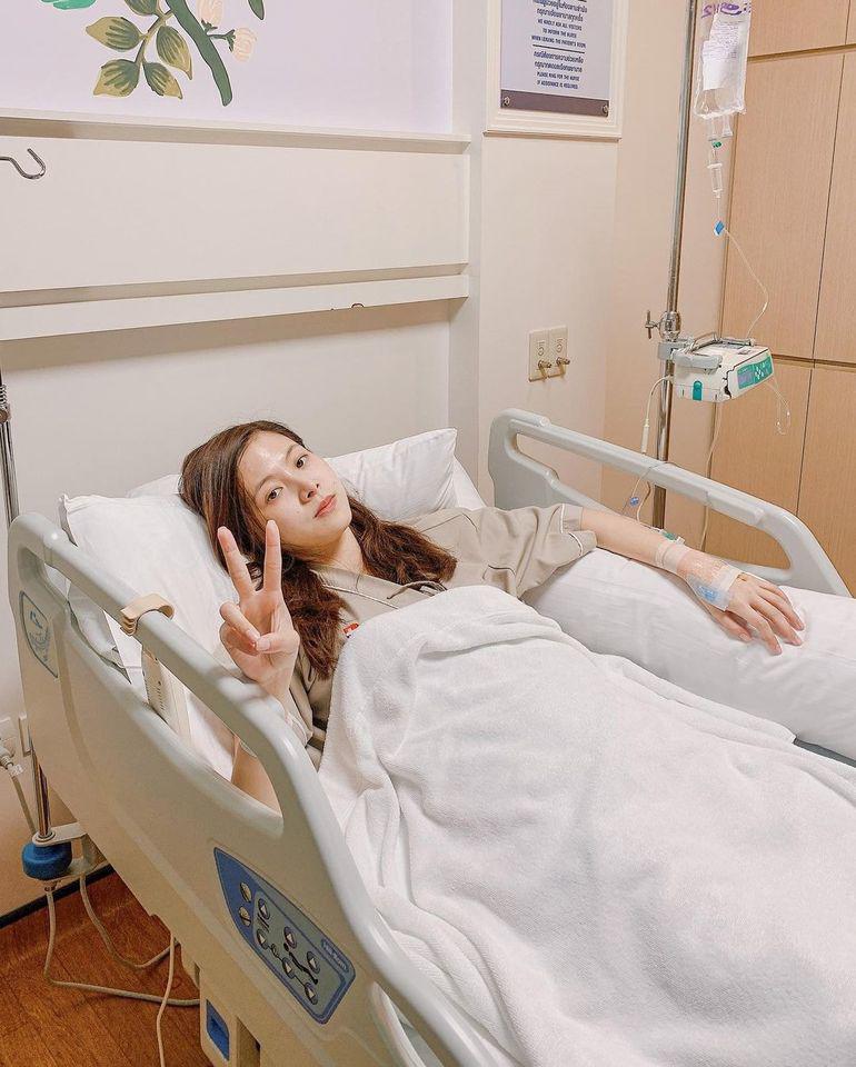 Người đẹp Chiếc Lá Cuốn Bay nhập viện gấp khi quay phim, mặt mộc trên  giường bệnh gây bất ngờ