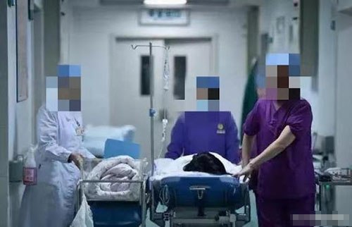 Nửa đêm nhập viện, gái trẻ 20 tuổi ngơ ngác khi nam bác sĩ hét: amp;#34;Cởi quần ra!amp;#34; - 1