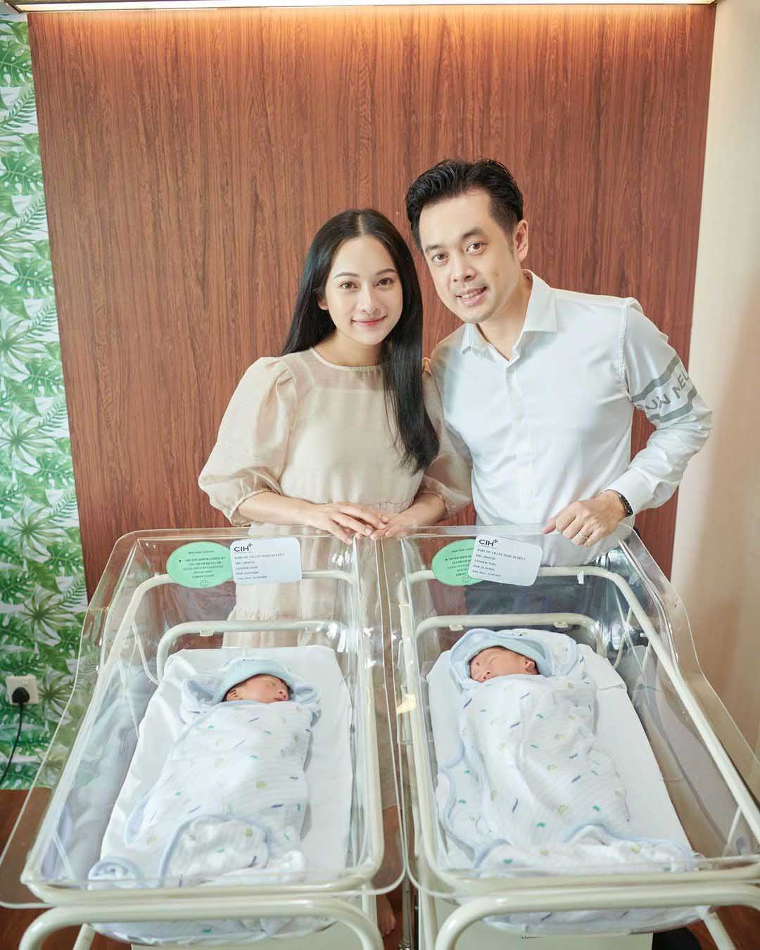 Sinh đôi con đầu lòng, Sara Lưu thăng hạng nhan sắc nhưng vòng bụng lớn làm ông xã ngơ ngác - 1
