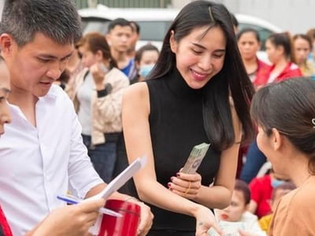 Tin tức 24h: Vì sao cán bộ thôn thu lại tiền Thủy Tiên trao cứu trợ cho người dân?