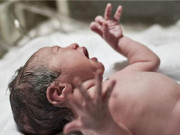 Em bé vừa lọt lòng đã biết cười với mẹ, ngay lập tức bị bác sĩ tát