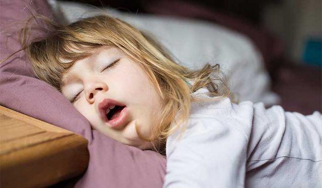 4 tư thế ngủ của trẻ không chỉ nguy hiểm mà còn ngầm báo sức khỏe đang có vấn đề - 1