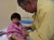 Làm mẹ - Hình ảnh ông nội lặng người ngắm cháu sơ sinh mỗi ngày khiến các mẹ cảm động