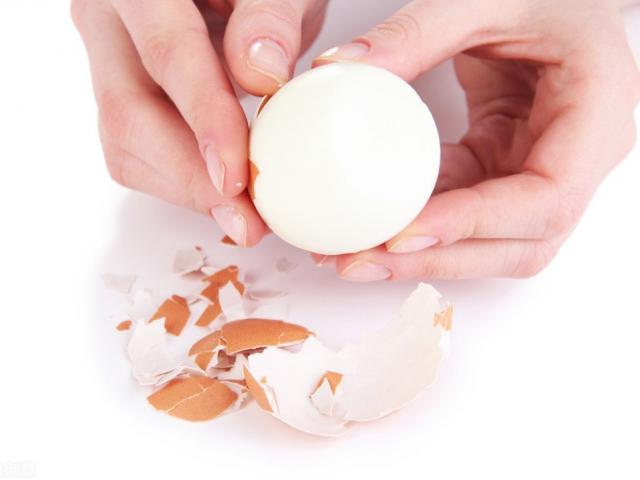 Luộc trứng, đừng cho thẳng vào nồi, thêm một bước nữa trứng không nứt còn tự động bong vỏ