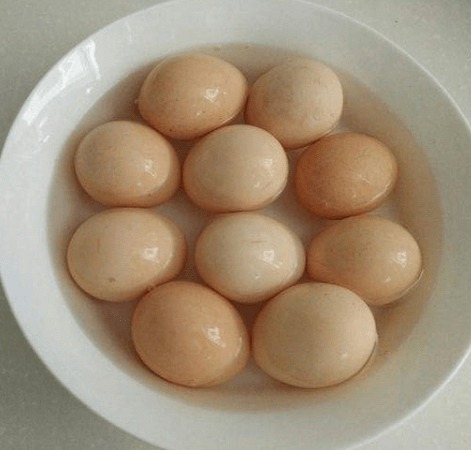 Luộc trứng, đừng cho thẳng vào nồi, thêm một bước nữa trứng không nứt còn tự động bong vỏ - 1