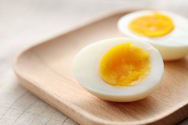 Luộc trứng, đừng cho thẳng vào nồi, thêm một bước nữa trứng không nứt còn tự động bong vỏ - 6