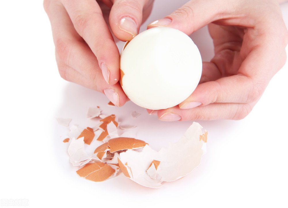 Luộc trứng, đừng cho thẳng vào nồi, thêm một bước nữa trứng không nứt còn tự động bong vỏ - 4