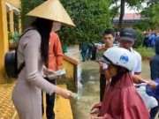 Tin tức - Có người dân đeo vàng đến nhận tiền cứu trợ Thủy Tiên trao: Sự thật như thế nào?
