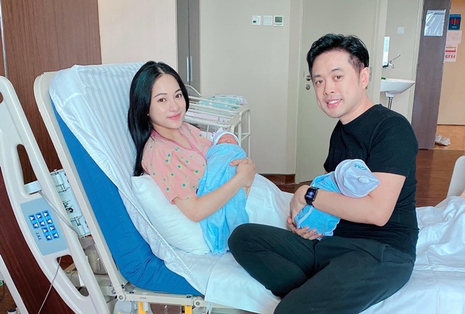 U40 làm bố với vợ kém 13 tuổi, Dương Khắc Linh chăm cặp song sinh, hôn vết rạn của vợ - 5