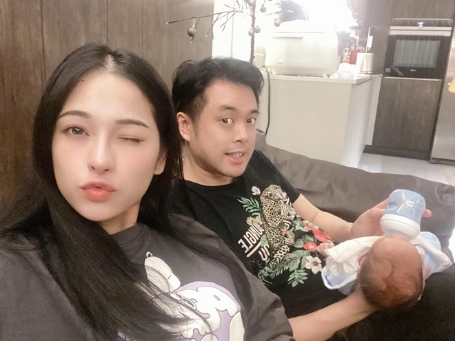 U40 làm bố với vợ kém 13 tuổi, Dương Khắc Linh chăm cặp song sinh, hôn vết rạn của vợ - 8