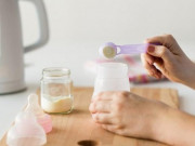 Sức khỏe - Trẻ bú bình có thể nuốt 1,6 triệu hạt vi nhựa/ngày: Chuyên gia gợi ý cách pha sữa an toàn