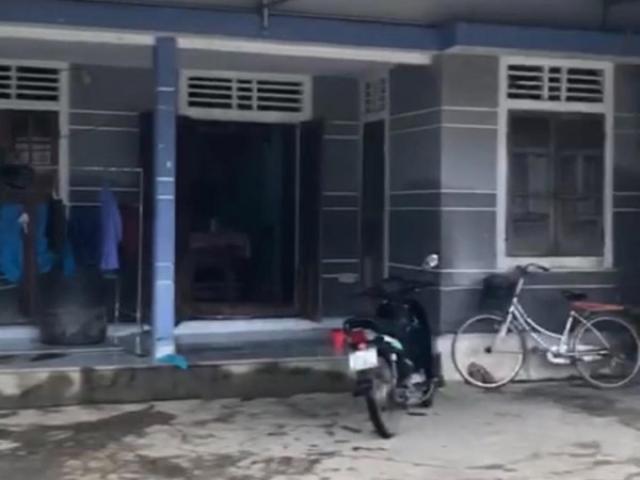 Đăng ảnh nhà bác trưởng xóm khác xa trên mạng, Thủy Tiên bị dân mạng phản đối gay gắt
