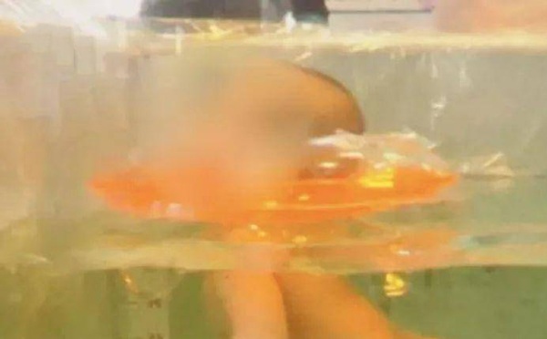 Bé gái 1 tháng tuổi tử vong sau khi mẹ cho tập bơi bằng phao đỡ cổ - 1