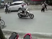 Clip Eva - Nữ "ninja" tông cụ bà ngã rầm rồi phóng xe bỏ đi