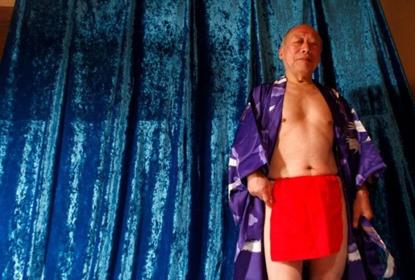 Nam diễn viên cao tuổi nhất thế giới tiết lộ món ăn giúp 70 tuổi vẫn khỏe mạnh - 1