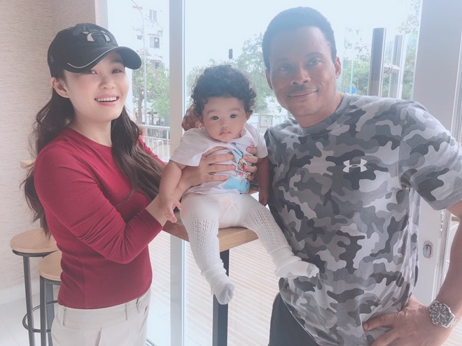 Lấy amp;#34;chú Tây da đenamp;#34; hơn 20 tuổi, 9X xinh đẹp sinh con cả khoa sản tò mò nhìn bé - 1