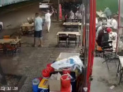 Clip Eva - Điều tra nhóm đối tượng đi ô tô đến chém tới tấp khách nhậu