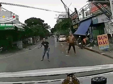 Đang cãi nhau với bạn trai, cô gái lao thẳng đầu vào ô tô