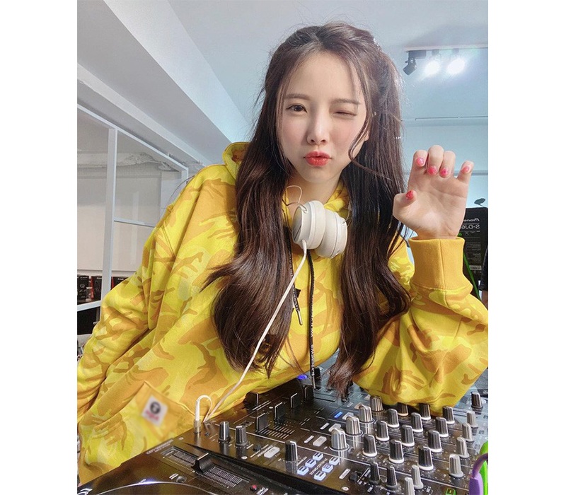 Amber Na đang theo đuổi công việc làm DJ, nhưng ít ai biết được rằng, trước đây cô nàng từng tốt nghiệp và sở hữu bằng Thạc sĩ Luật Kinh Doanh Quốc Tế tại một trường đại học danh giá ở Singapore.
