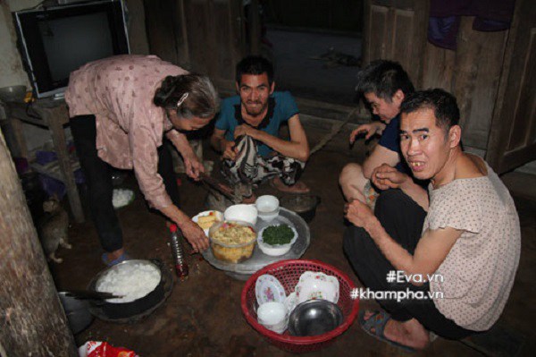 Đám tang người mẹ nuôi 6 con khờ dại: Xót xa những đứa con cười đùa bên di ảnh mẹ  - 2