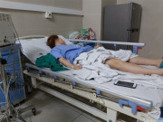 Bà bầu - Con gái ngất trên bồn cầu, mẹ đưa đến bệnh viện nghe bác sĩ nói một câu "đứng hình"