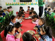 Làm mẹ - Con lười ăn bỗng ăn 2 bát sau khi đi mẫu giáo, nhìn cơm trưa ở trường, mẹ bật khóc