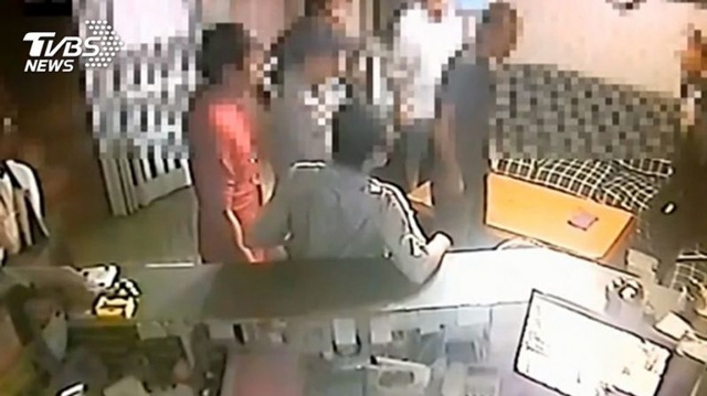 Thấy bạn gái cũ vào khách sạn với người mới, chàng trai xông vào hành động gây kinh hãi - 1