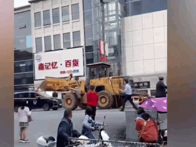 Clip Eva - Người đàn ông hung hăng lái máy xúc đập nát xe cảnh sát