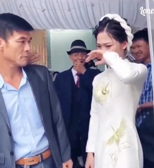 Cô dâu đòi bố ở lại sau đám cưới, ông bố nói một câu khiến cả hôn trường bật cười - 3