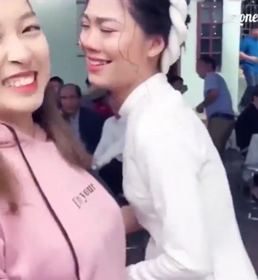 Cô dâu đòi bố ở lại sau đám cưới, ông bố nói một câu khiến cả hôn trường bật cười - 4