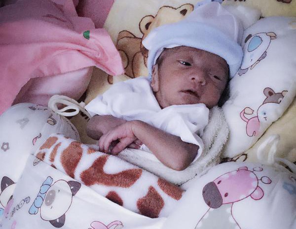 9X đẻ non con lai giống hệt Đặng Văn Lâm, lúc ra đời nhỏ như chai nước - 2