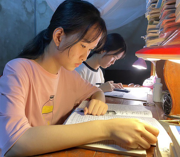 Cặp song sinh dính liền Cúc-An sau 17 năm tách rời: Cả hai vào đại học, tập sống xa nhau - 2