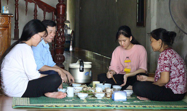 Cặp song sinh dính liền Cúc-An sau 17 năm tách rời: Cả hai vào đại học, tập sống xa nhau - 3