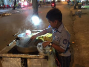 Tin tức - Xúc động cảnh bé trai mặc đồng phục học sinh đi bán bắp ngô giữa đêm khuya, CĐM xót xa