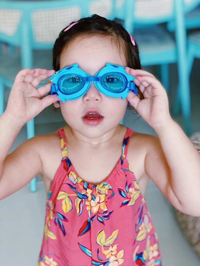 Sao Việt 24h: Con gái siêu mẫu Hà Anh khôn trước tuổi, amp;#34;nắn gânamp;#34; cả mẹ và cô bảo mẫu - 3